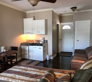 Rom, 1 queensize-seng, tekjøkken, utsikt mot innsjø (Eagle Point) | Eget tekjøkken | Kaffetrakter/tekoker og spisebord