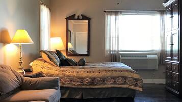 Kamar, 1 Tempat Tidur Queen, dapur kecil, pemandangan danau (Eagle Point) | Setrika/meja setrika, Wi-Fi gratis, dan seprai linen