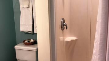 Kamar, Beberapa Tempat Tidur, Bebas Asap Rokok, pemandangan danau (Maple Beach) | Kamar mandi | Shower, pengering rambut, dan handuk