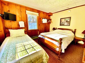 Triple Room, Shared Bathroom (Double + Twin) - Turn of River Lodge (Killington)
