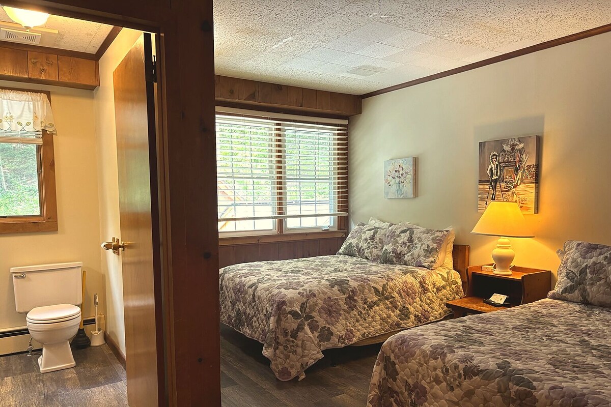 Habitación básica, 2 camas matrimoniales | Ropa de cama 