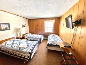 Triple Room, 3 Single Beds, Shared Bathroom | Living area - Turn of River Lodge (Killington)
