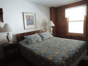 Queen private bath - (1 queen bed) - Turn of River Lodge (Killington)