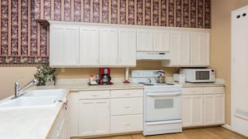 Refrigerador, microondas, placa de cocina, lavavajillas