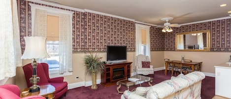 Attico Classic, 1 camera da letto | Soggiorno | TV a schermo piatto, caminetto, lettore DVD