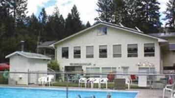 Seasonal outdoor pool, pool loungers