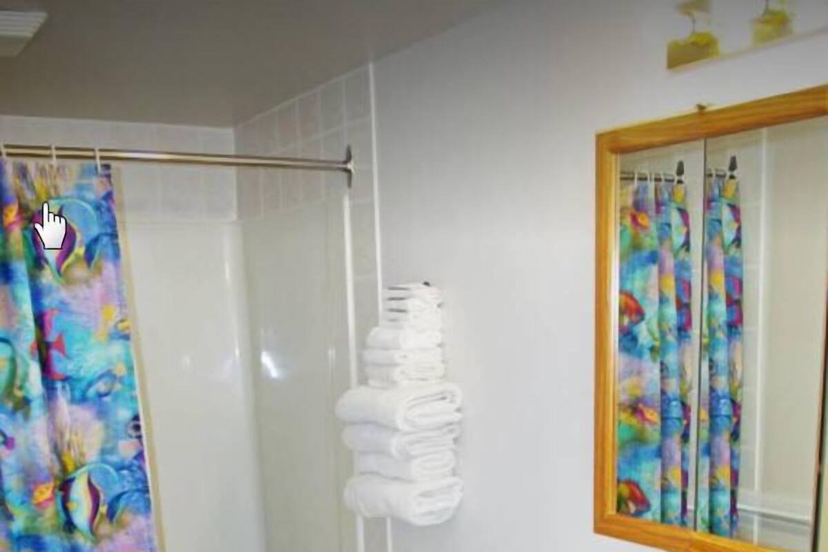 Kombinasi shower/bathtub, perlengkapan mandi gratis,  dan handuk