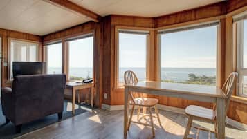 1 Queen Cottage w/ kitchen, Oceanview Pet Friendly | Matsal