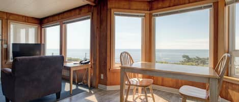 1 Queen Cottage w/ kitchen, Oceanview Pet Friendly | 다이닝룸