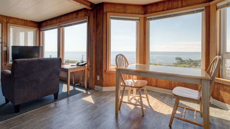 Ester Lee Oceanview Inn