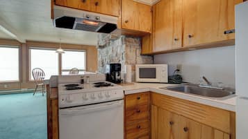 1 bedroom Queen Cottage w/kitchen, Ocean Pet Friendly | Cuisine privée
