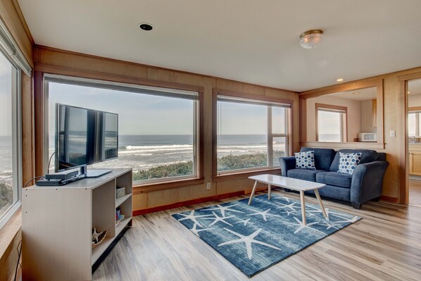 Romance suite cottage with a w/jacuzzi and ocean view | Pillowtop beds, free WiFi, bed sheets