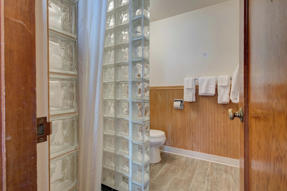 Ester Lee Oceanview Inn by null