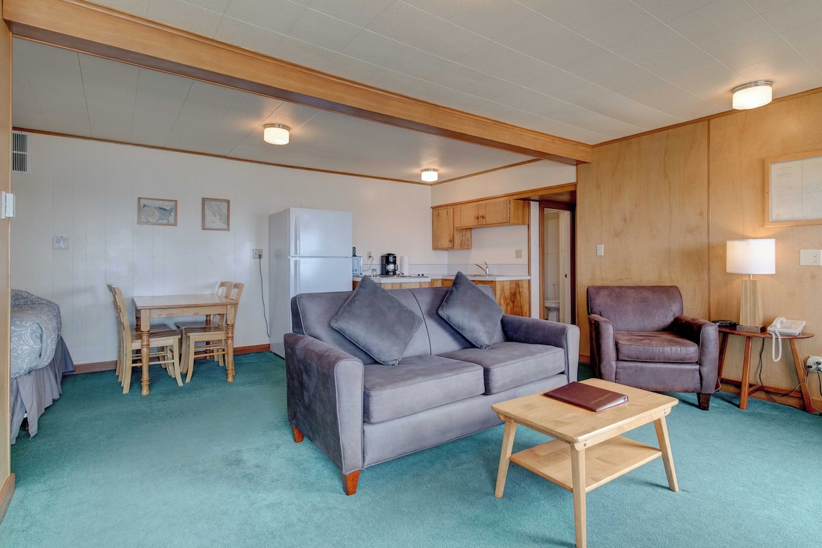 1 bedroom Cottage w/ Kitchen, Oceanview Pet Friendly | Wohnbereich | 43-Zoll-Flachbildfernseher mit Kabelempfang, Fernseher, Kamin