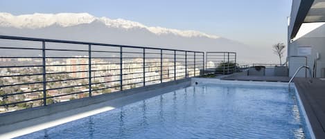 Una piscina al aire libre de temporada