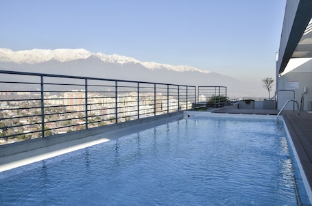Una piscina al aire libre de temporada