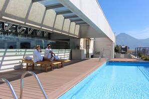 Seasonal outdoor pool, open 8:30 AM to 8:30 PM, sun loungers - Norus Las Condes (Santiago)