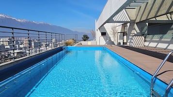 Una piscina al aire libre de temporada
