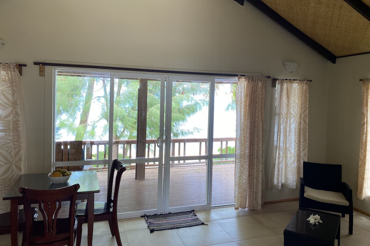 Bungalow, 1 phòng ngủ, sát bãi biển (Bungalow 3) | Bàn ủi/dụng cụ ủi quần áo, trang bị nội thất với thiết kế riêng bi  ệt 