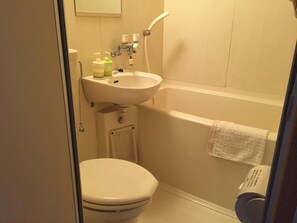 Kombination af bruser/badekar, gratis toiletartikler, hårtørrer
