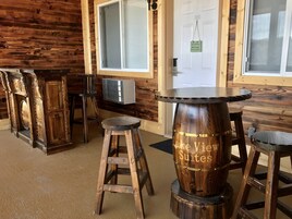 Un interior rústico con muebles de madera, incluyendo un taburete y una mesa con la inscripción 'Lake View Suites'.