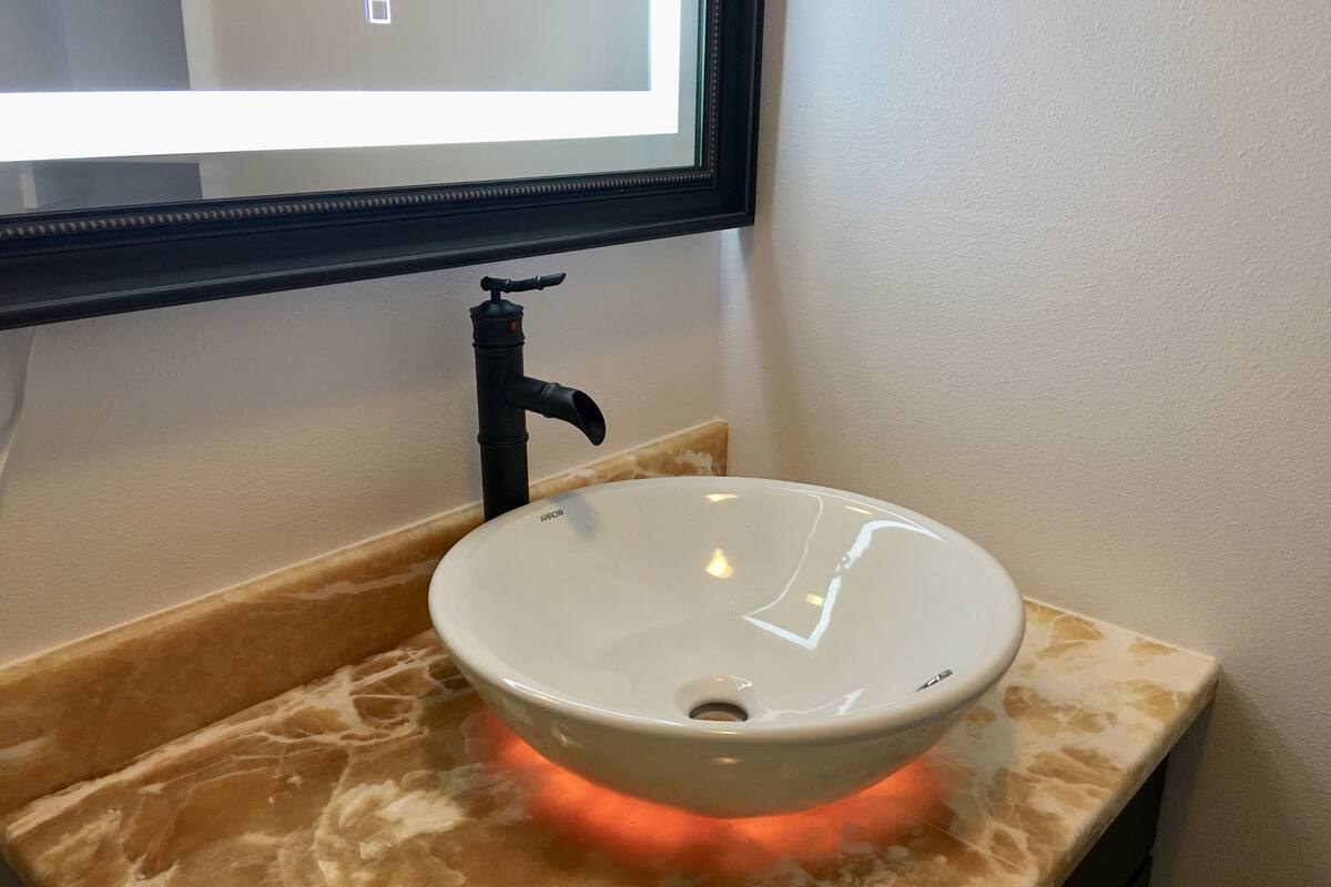 deluxe suite, balcony, lake view | bathroom | combined shower/bathtub, hydromassage showerhead, free toiletries