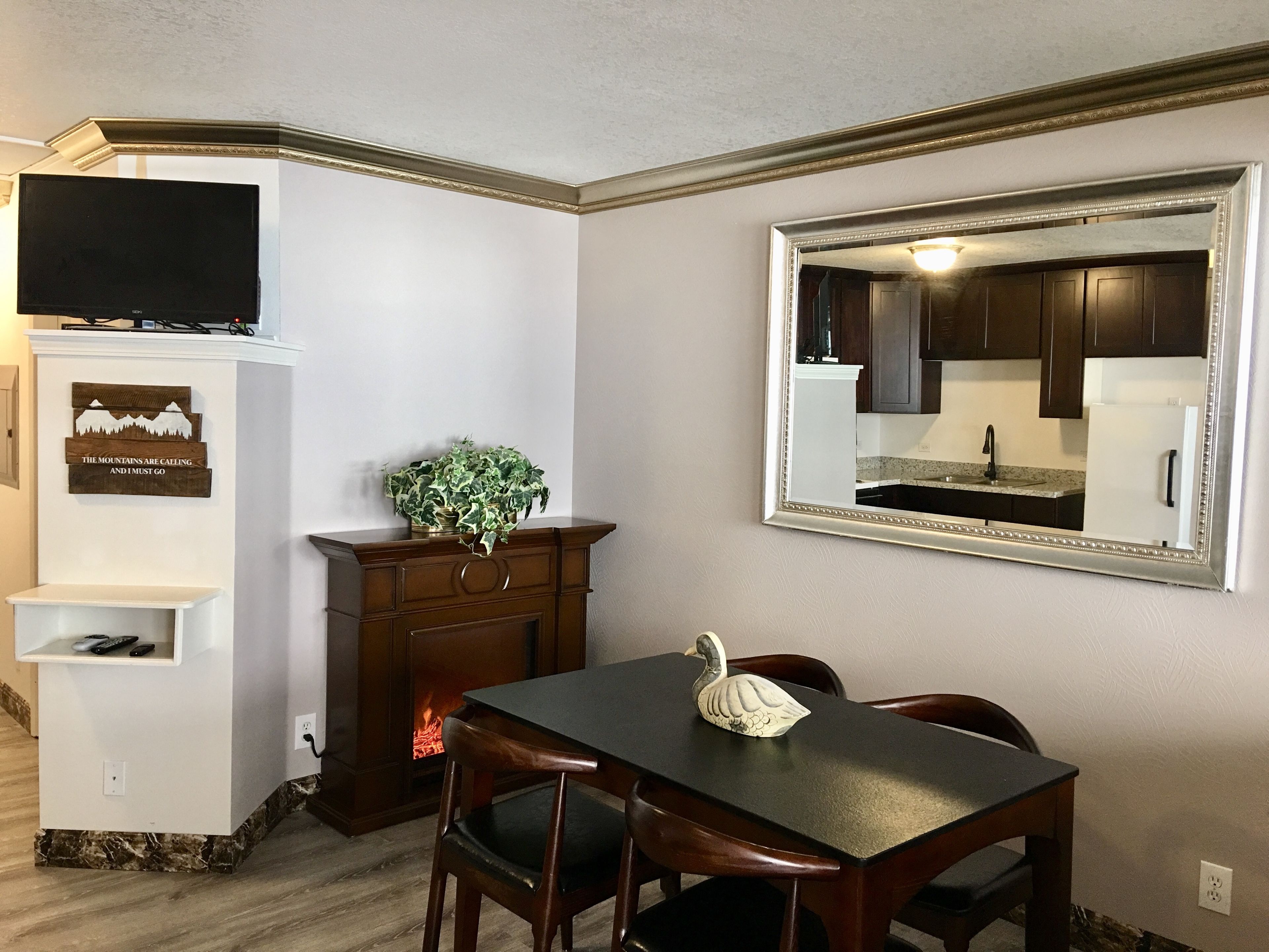 deluxe suite, balcony, lake view | in-room dining