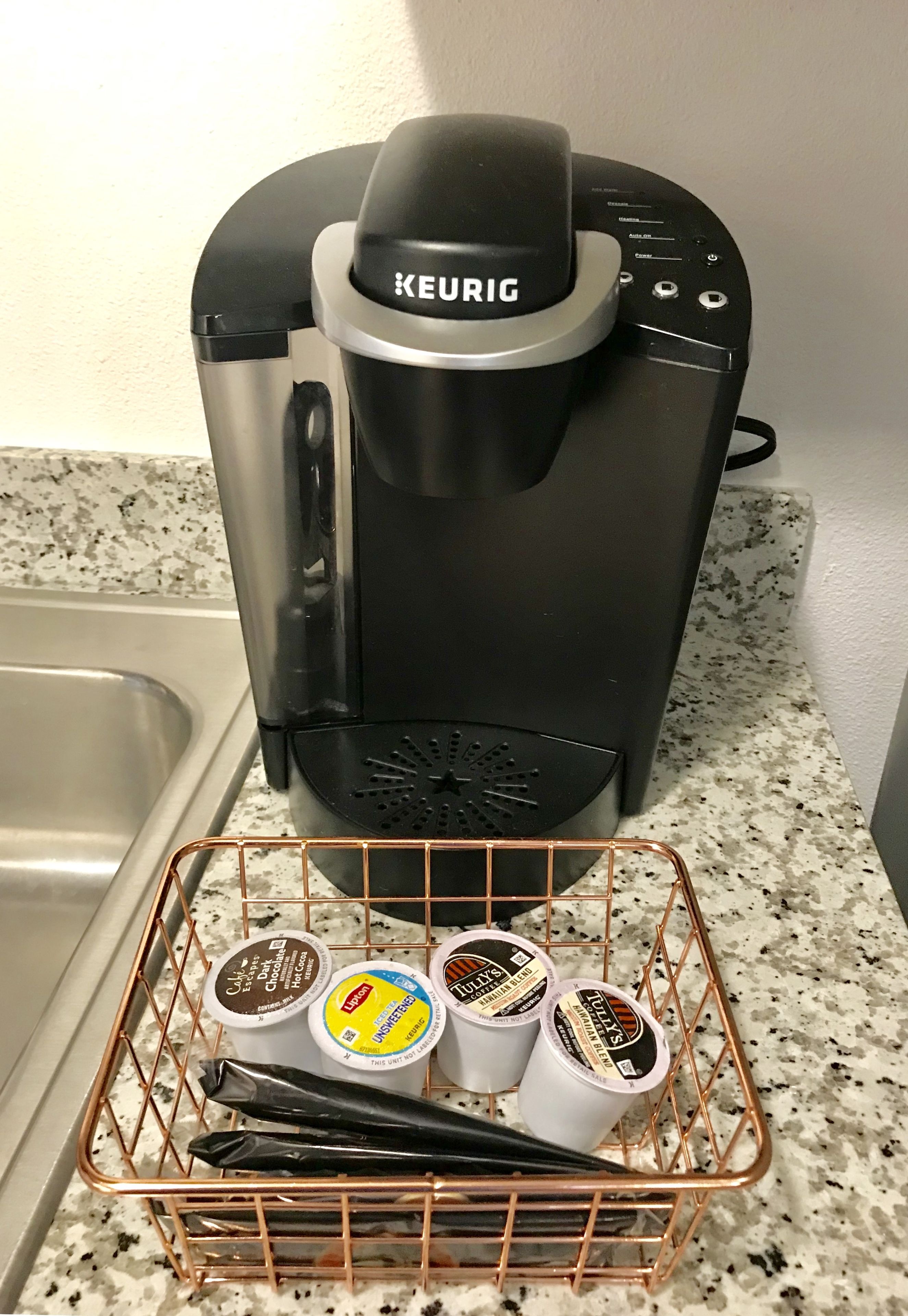 deluxe suite, balcony, lake view | private kitchen | fridge, microwave, oven, stovetop