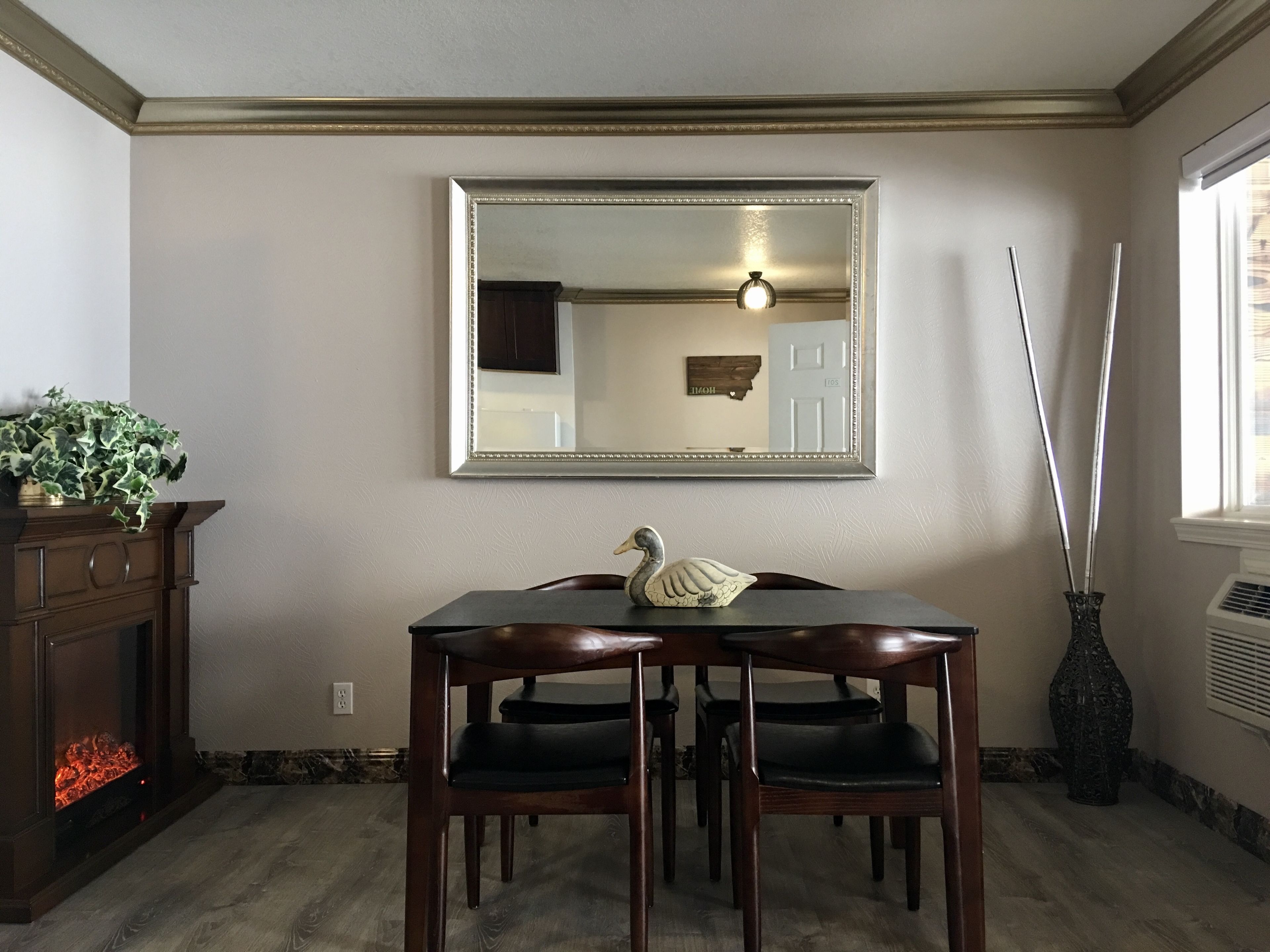 deluxe suite, balcony, lake view | in-room dining