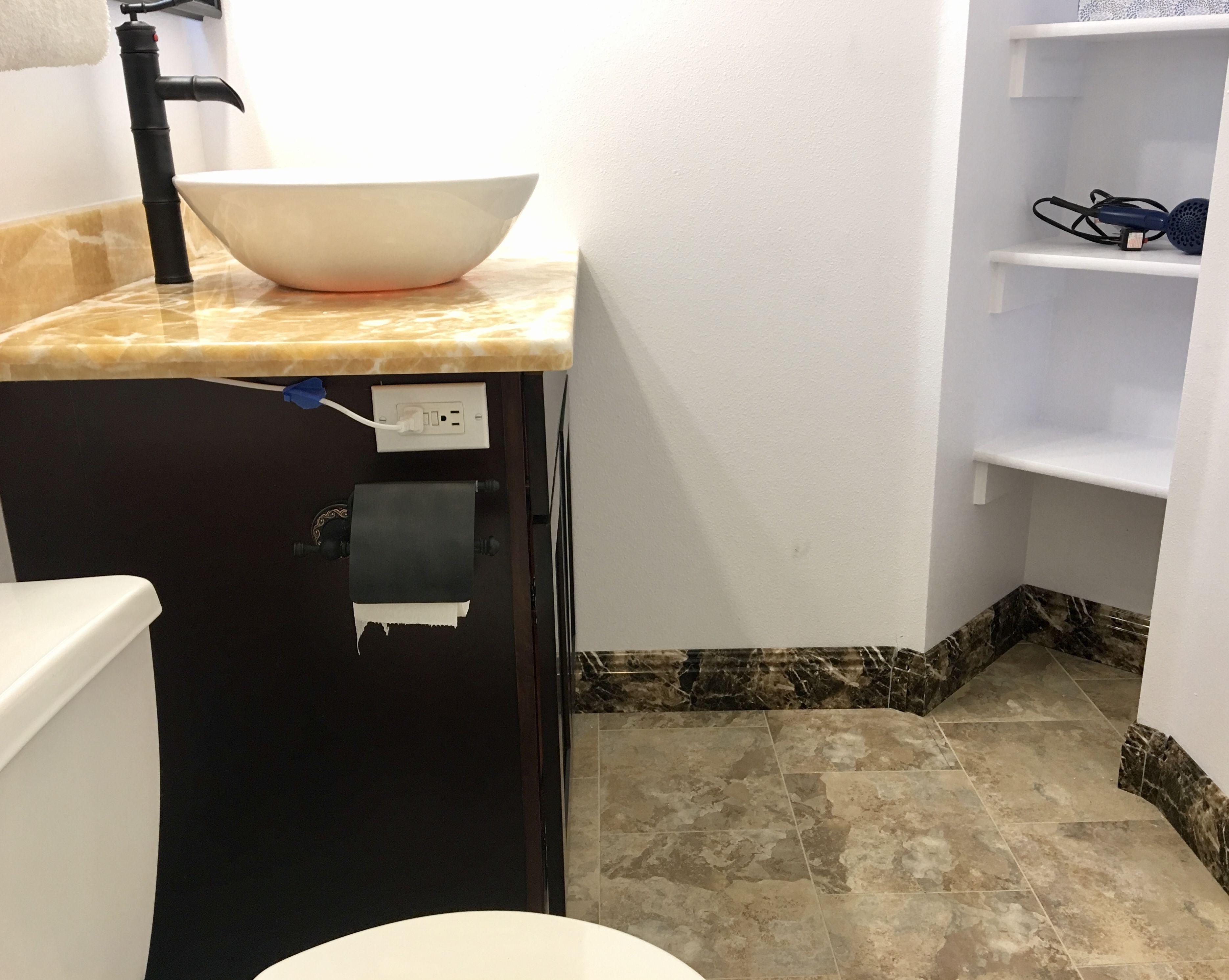 deluxe suite, balcony, lake view | bathroom | combined shower/bathtub, hydromassage showerhead, free toiletries