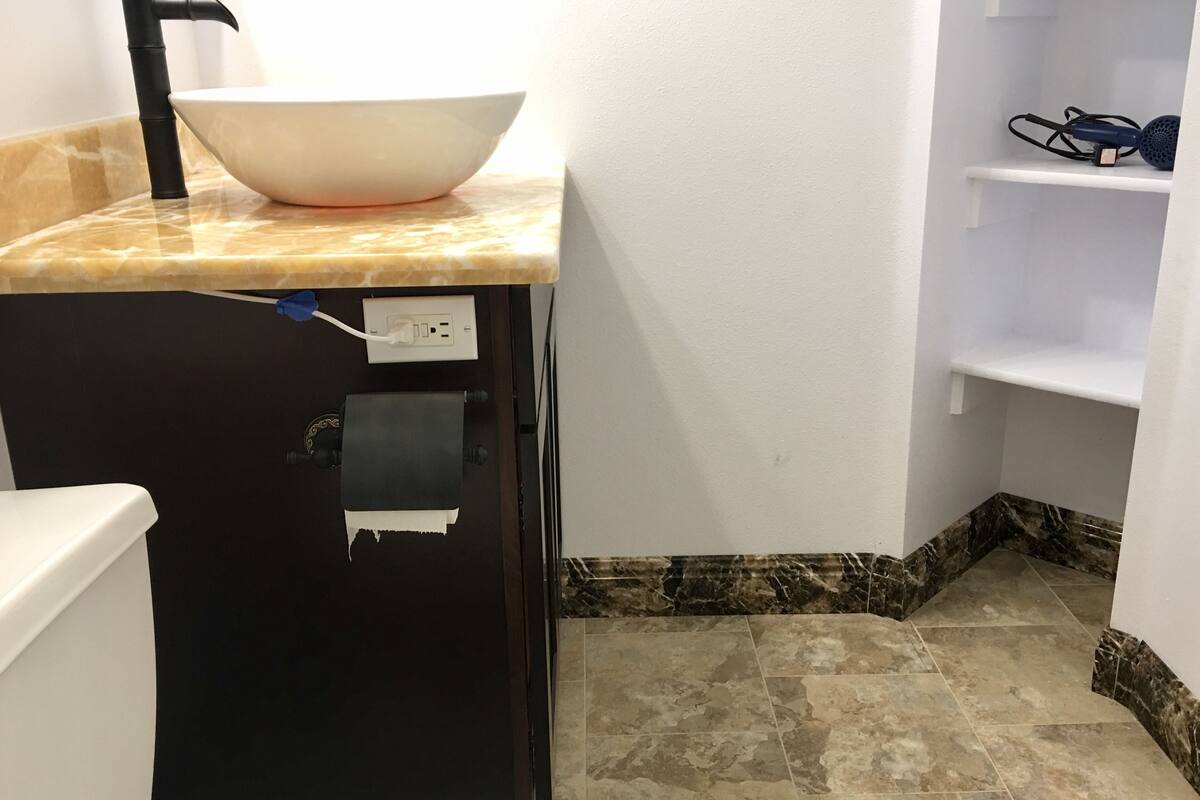 deluxe suite, balcony, lake view | bathroom | combined shower/bathtub, hydromassage showerhead, free toiletries