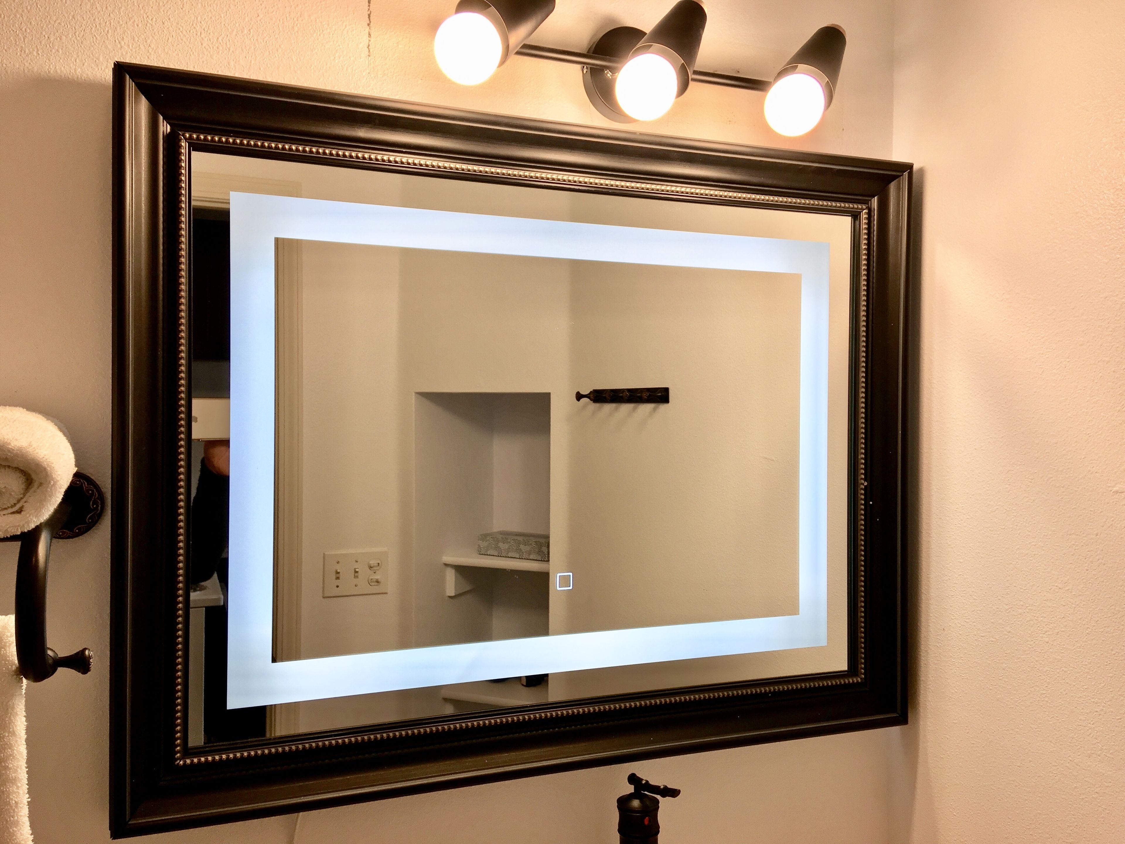 deluxe suite, balcony, lake view | bathroom | combined shower/bathtub, hydromassage showerhead, free toiletries