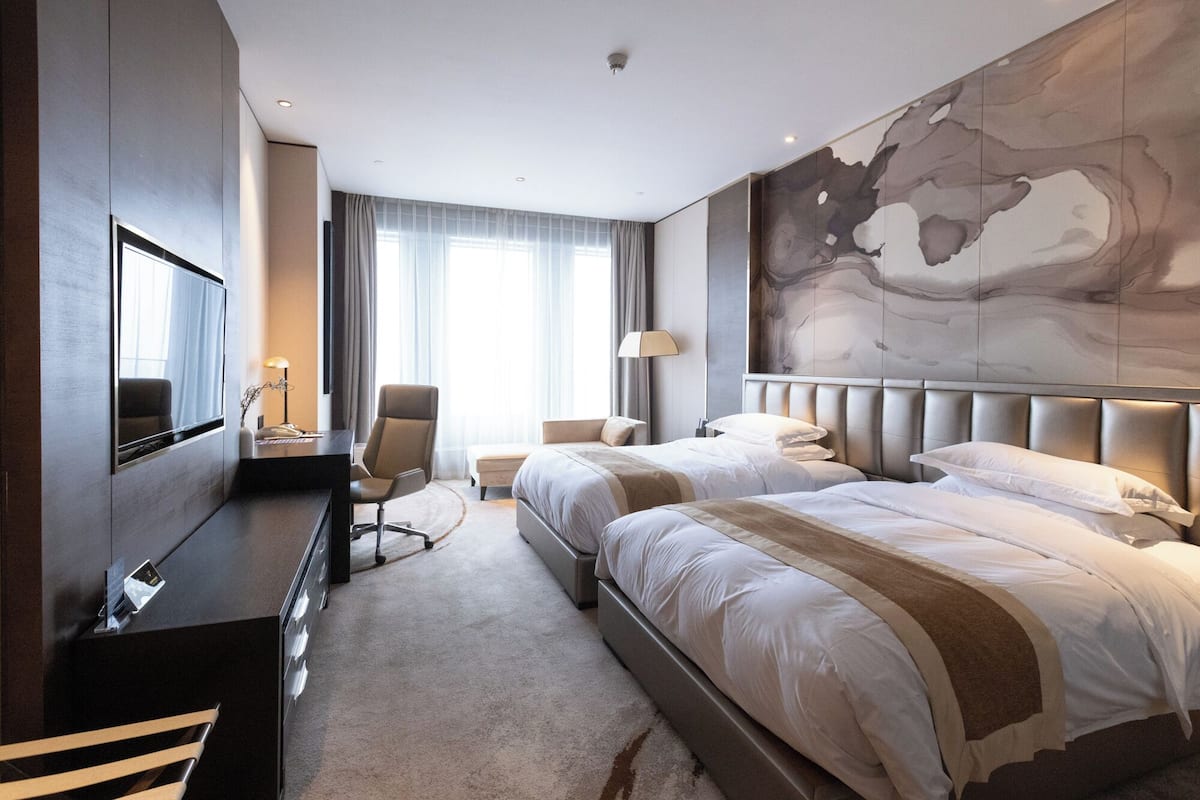 Kamar Twin Eksekutif | Minibar, brankas, meja kerja, dan tirai kedap cahaya
