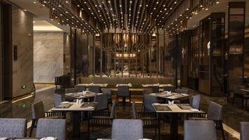 2 Restaurants; Frühstück, Mittagessen und Abendessen werden serviert