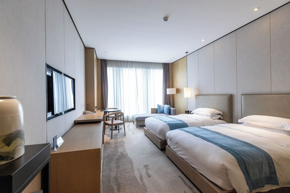 Kamar Twin Bisnis | Minibar, brankas, meja kerja, dan tirai kedap cahaya