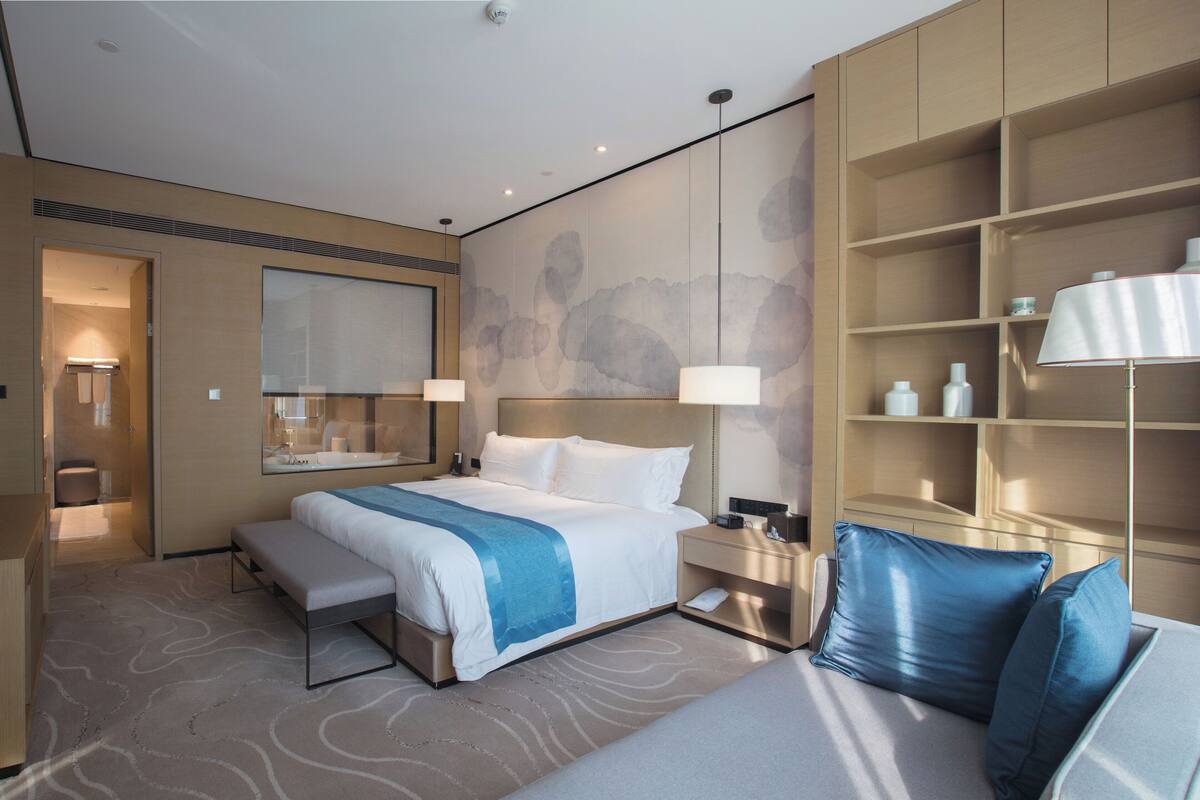 Suite Deluks, 1 Tempat Tidur King | Minibar, brankas, meja kerja, dan tirai kedap cahaya