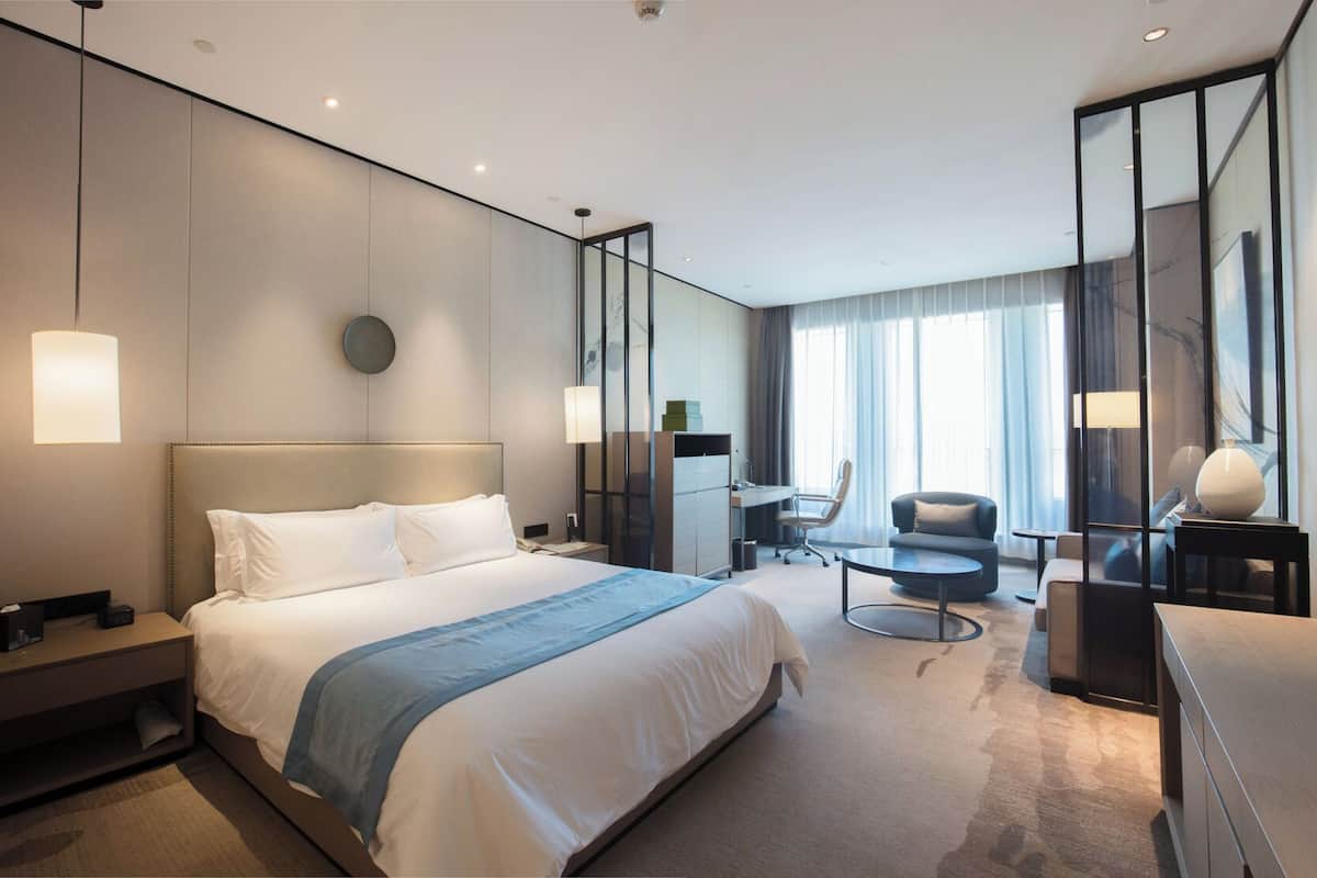 Kamar Bisnis, 1 Tempat Tidur King | Minibar, brankas, meja kerja, dan tirai kedap cahaya