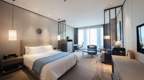 Rom – business, 1 kingsize-seng | Minibar, safe på rommet, skrivebord og blendingsgardiner