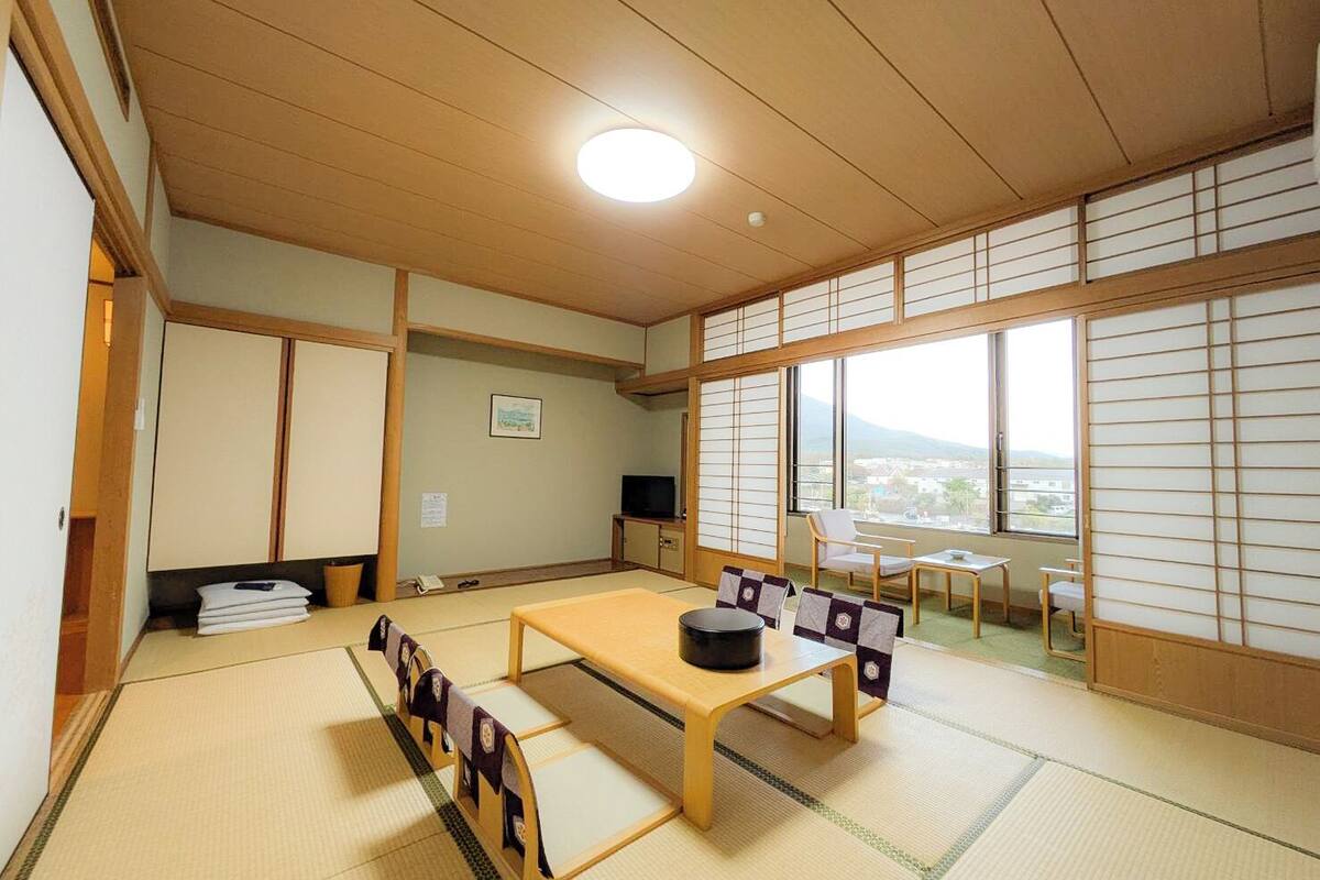 basic room, mountain view | in-room safe, bed sheets