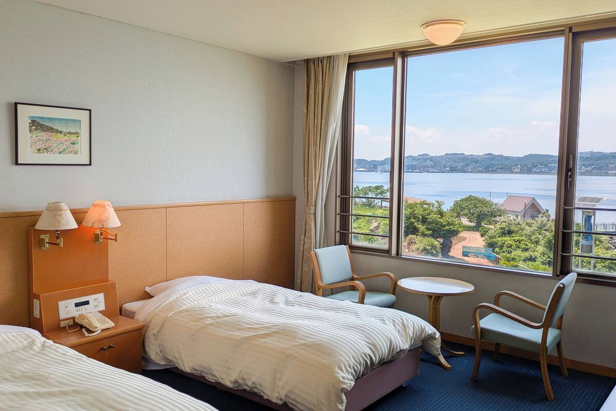 basic room, ocean view | in-room safe, bed sheets