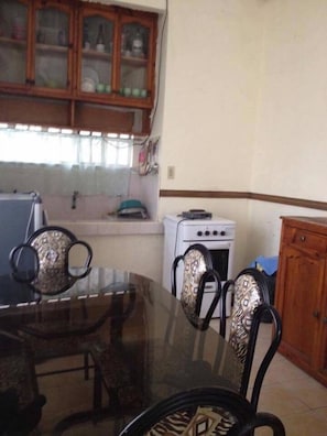Bungalow Économique, 2 chambres, accessible aux personnes à mobilité réduite, vue montagne | Cuisine privée | Réfrigérateur, micro-ondes, plaque de cuisson, bouilloire électrique