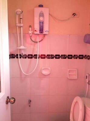 Economy Bungalow, 2 Bedrooms, Accessible, Mountain View | Bathroom