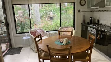 Apartemen, 2 kamar tidur | Makan di kamar