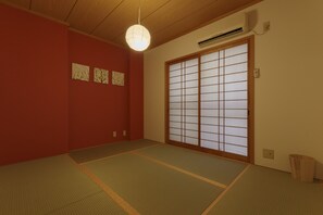 4 bedrooms, free WiFi, bed sheets - Kokoro House (Osaka)