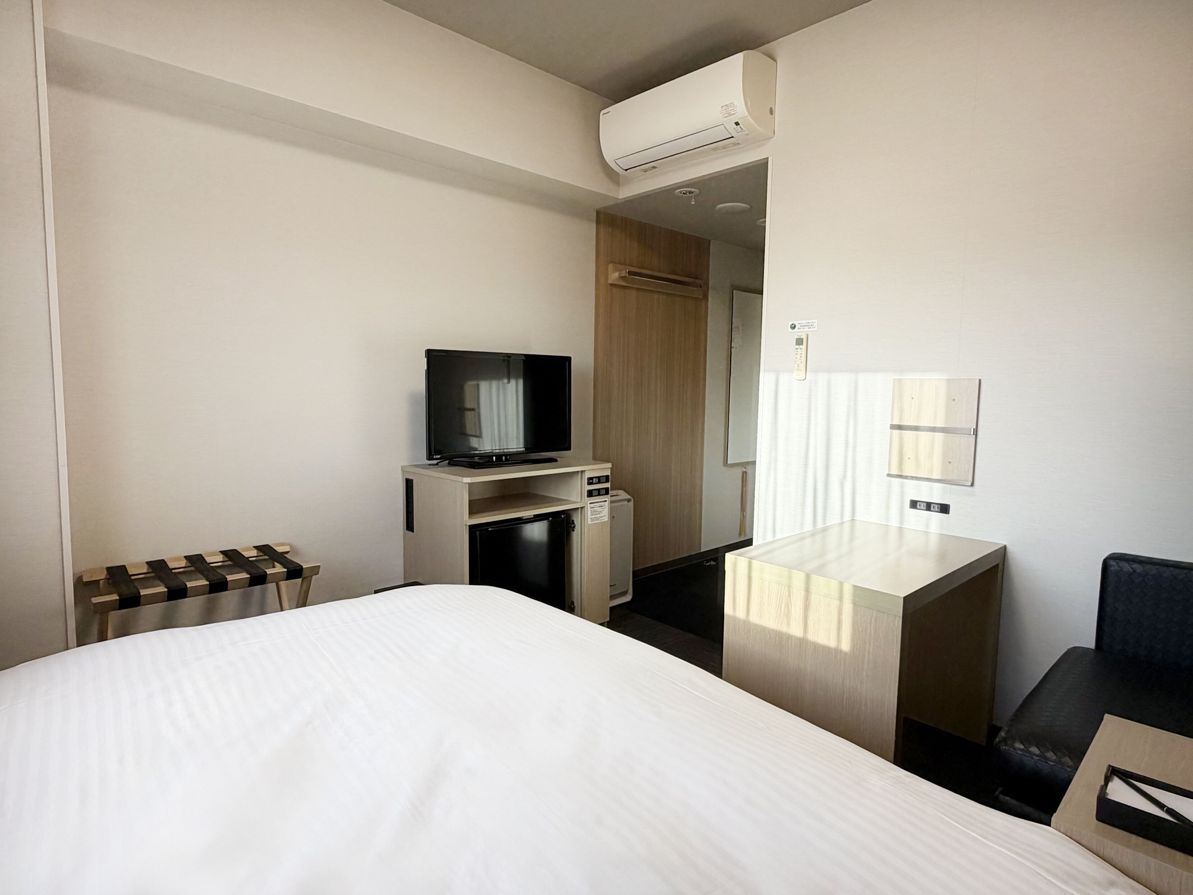 Desk, free WiFi, bed sheets