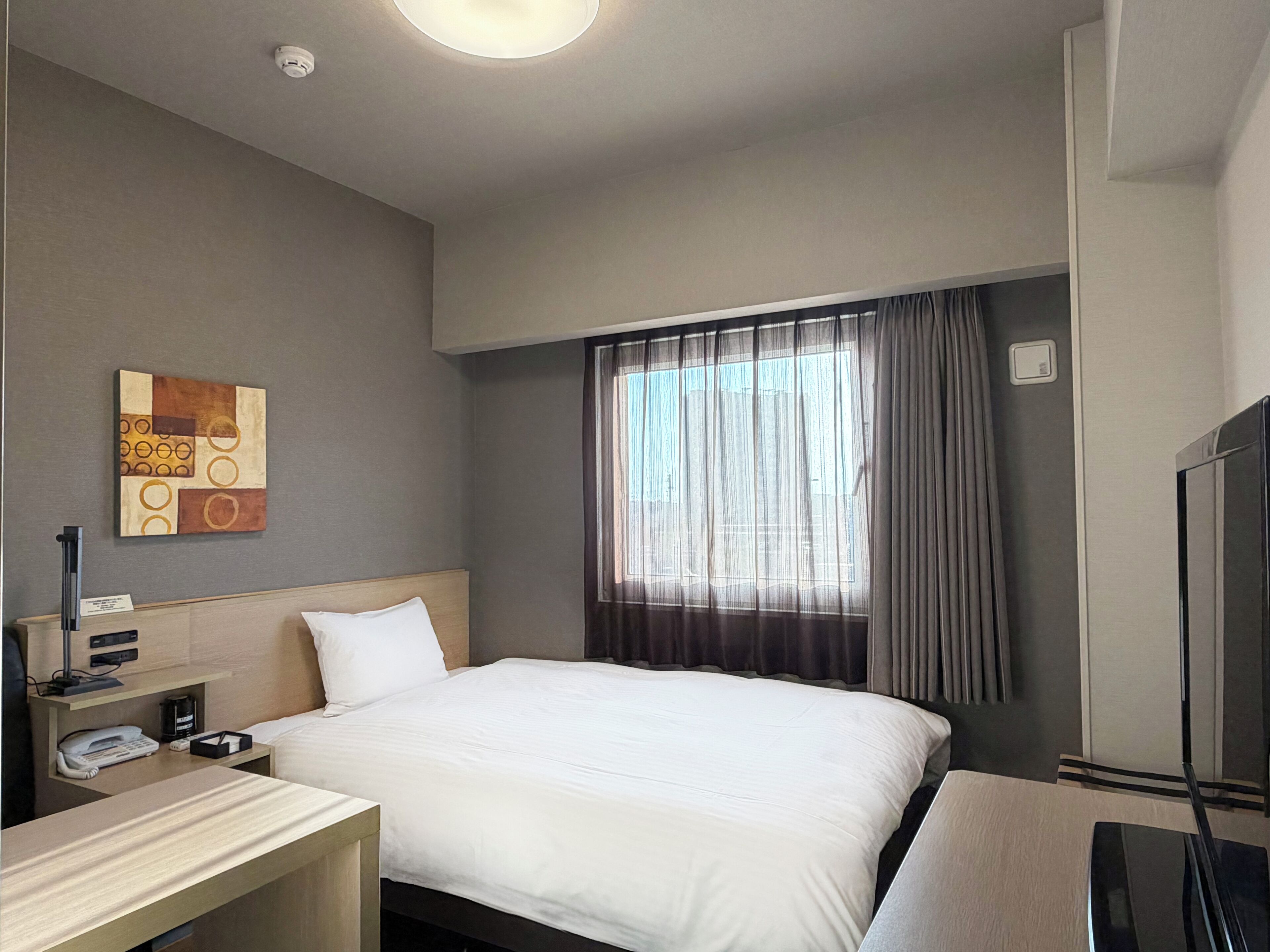 办公桌、免费 WiFi、床单