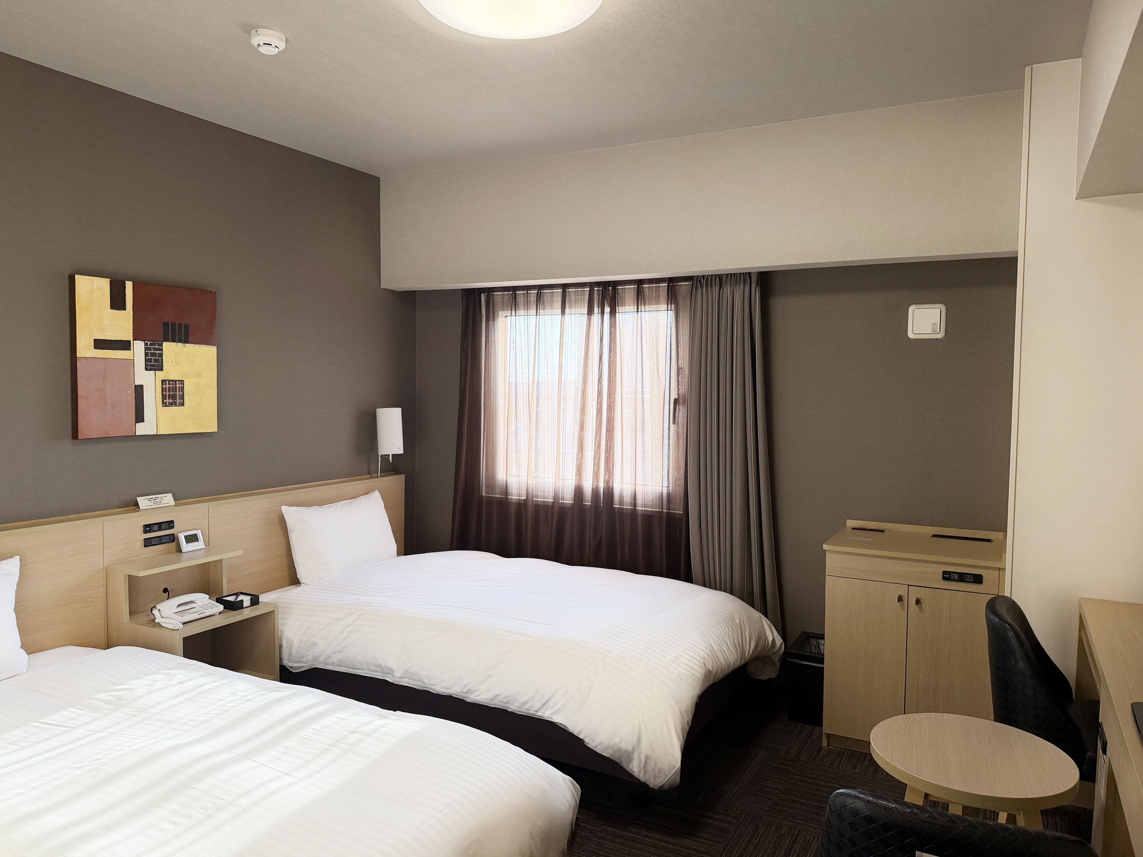 办公桌、免费 WiFi、床单