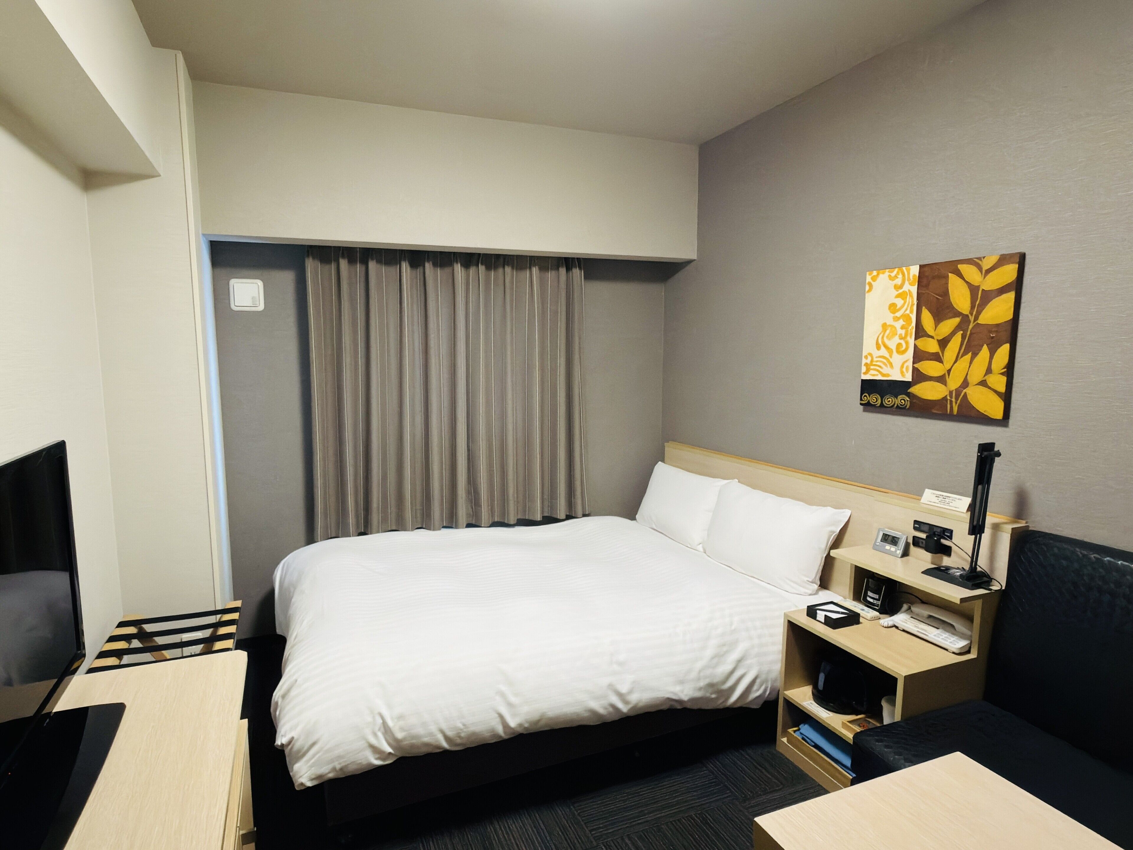 办公桌、免费 WiFi、床单