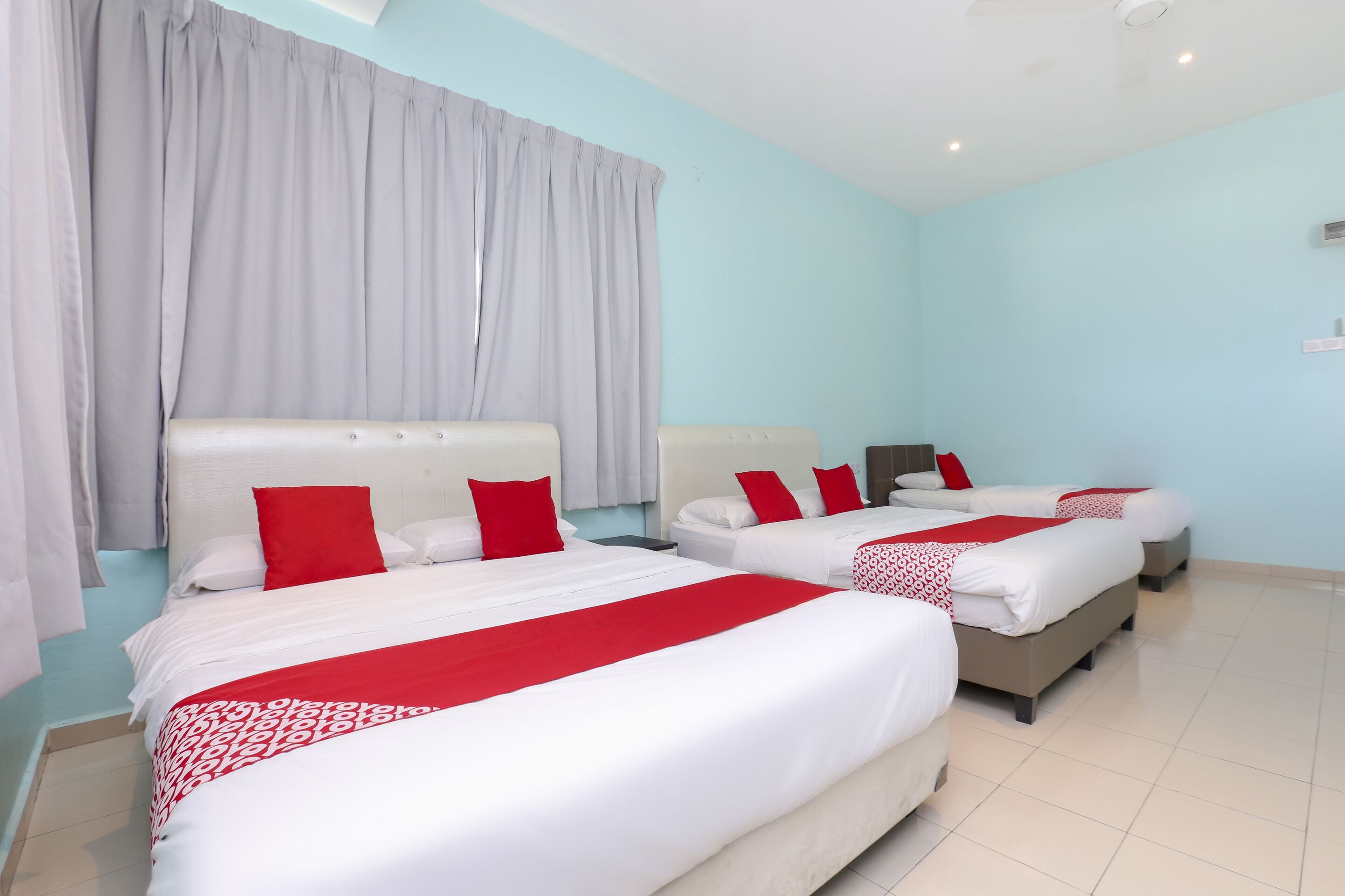 family room | desk, free wifi, bed sheets