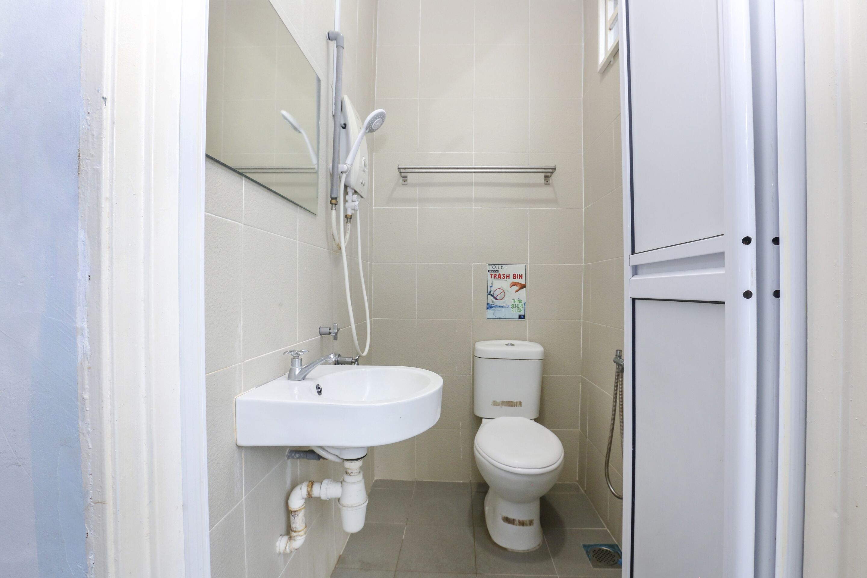 deluxe single room | bathroom | shower, bidet, towels